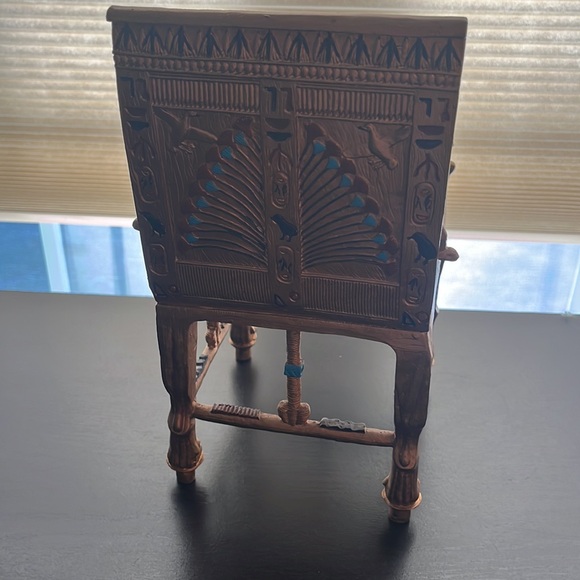 King tuts throne - Picture 2 of 2